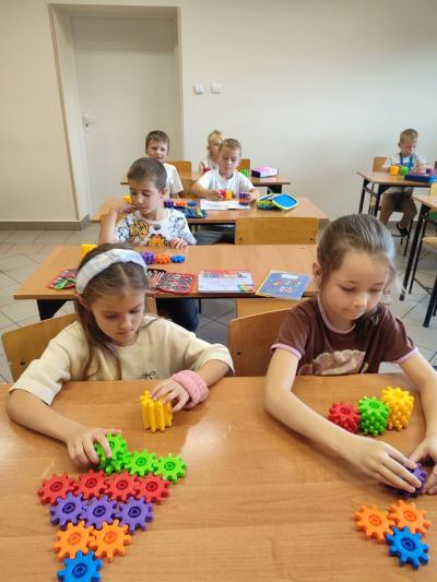 Uczniowie eksperymetujący z klockami Korbo