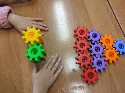 Uczniowie eksperymetujący z klockami Korbo