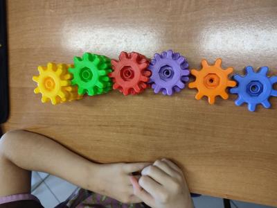 Uczniowie eksperymetujący z klockami Korbo