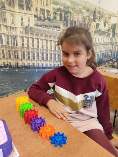 Uczniowie eksperymetujący z klockami Korbo