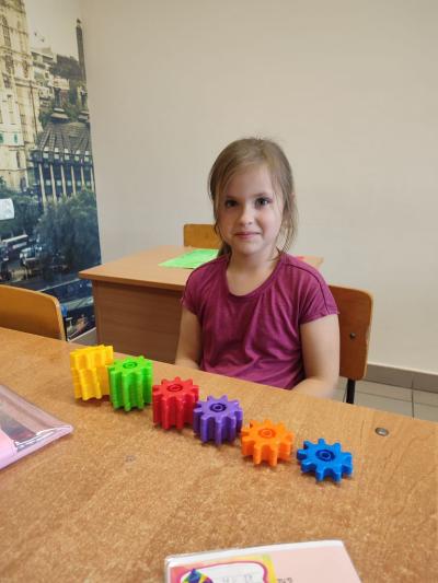 Uczniowie eksperymetujący z klockami Korbo