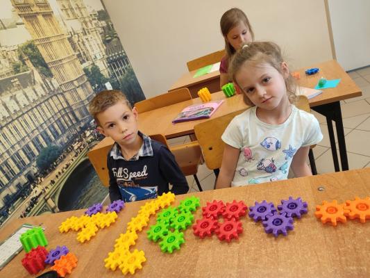 Uczniowie eksperymetujący z klockami Korbo