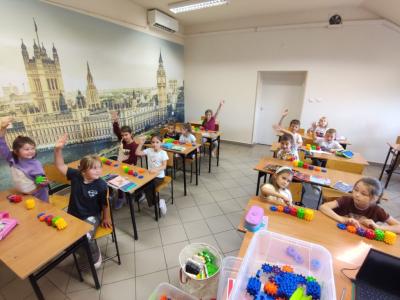 Uczniowie eksperymetujący z klockami Korbo