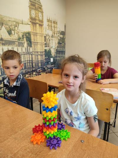 Uczniowie eksperymetujący z klockami Korbo