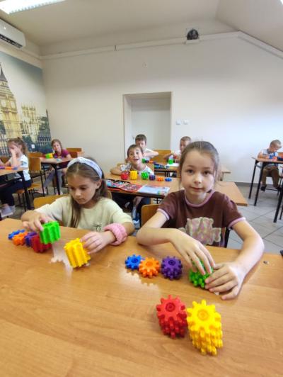 Uczniowie eksperymetujący z klockami Korbo