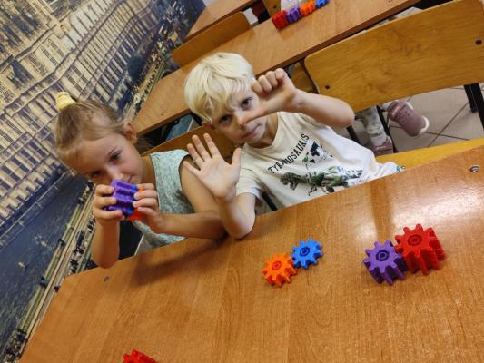 Uczniowie eksperymetujący z klockami Korbo