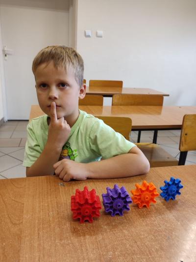 Uczniowie eksperymetujący z klockami Korbo