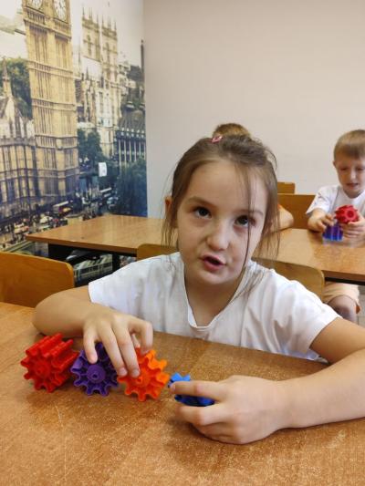 Uczniowie eksperymetujący z klockami Korbo