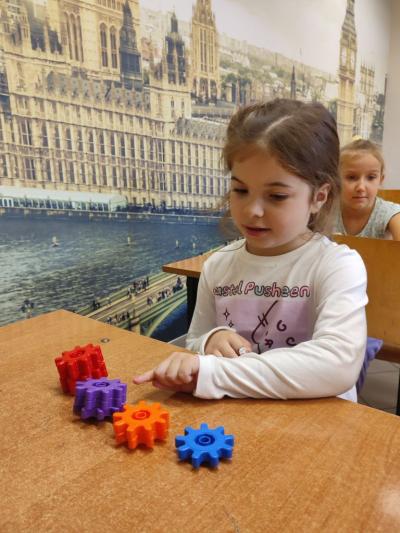 Uczniowie eksperymetujący z klockami Korbo