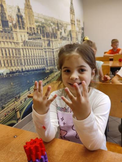 Uczniowie eksperymetujący z klockami Korbo