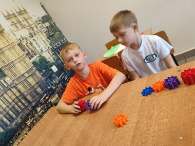 Uczniowie eksperymetujący z klockami Korbo