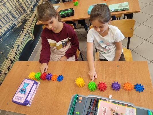 Uczniowie eksperymetujący z klockami Korbo