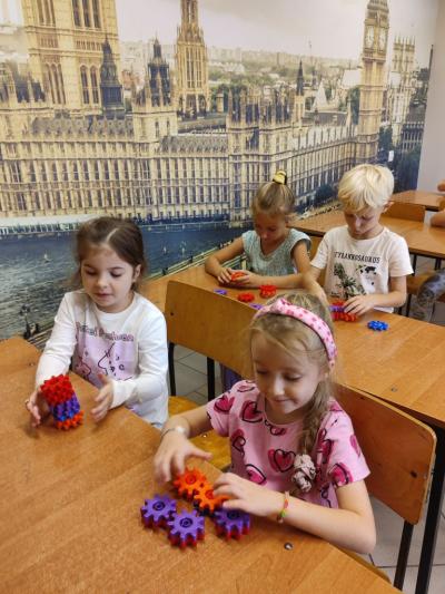 Uczniowie eksperymetujący z klockami Korbo