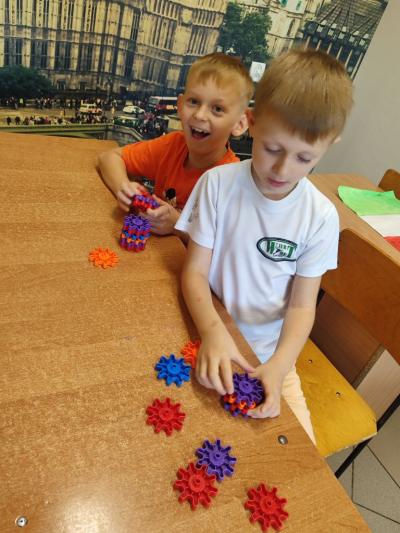 Uczniowie eksperymetujący z klockami Korbo