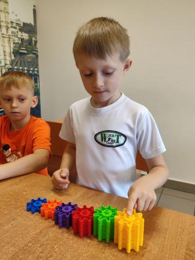 Uczniowie eksperymetujący z klockami Korbo