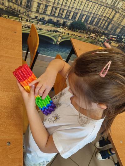 Uczniowie eksperymetujący z klockami Korbo