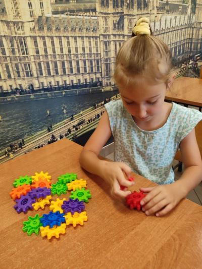 Uczniowie eksperymetujący z klockami Korbo