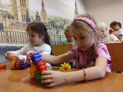 Uczniowie eksperymetujący z klockami Korbo