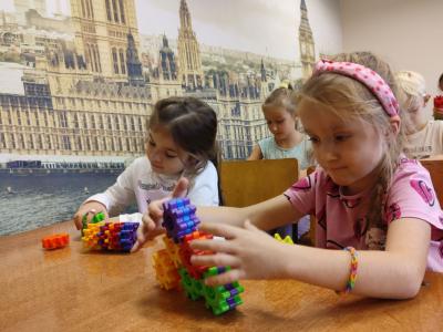 Uczniowie eksperymetujący z klockami Korbo