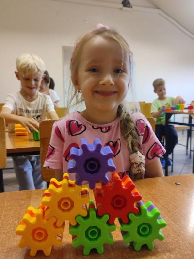 Uczniowie eksperymetujący z klockami Korbo