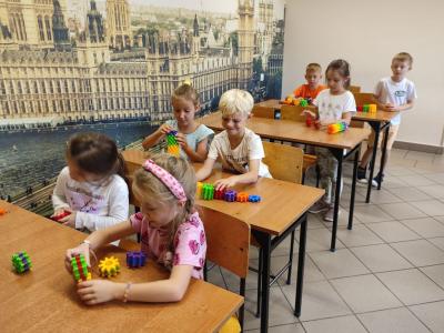 Uczniowie eksperymetujący z klockami Korbo