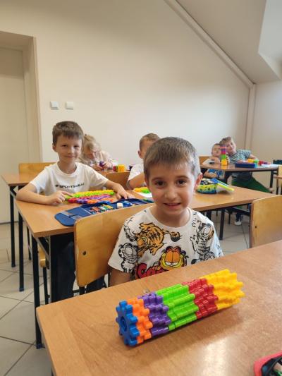 Uczniowie eksperymetujący z klockami Korbo