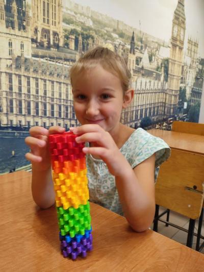 Uczniowie eksperymetujący z klockami Korbo