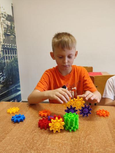 Uczniowie eksperymetujący z klockami Korbo