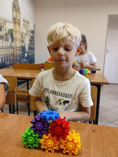 Uczniowie eksperymetujący z klockami Korbo