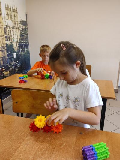Uczniowie eksperymetujący z klockami Korbo