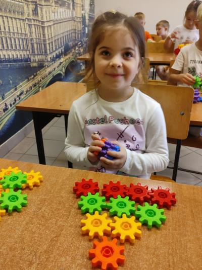 Uczniowie eksperymetujący z klockami Korbo