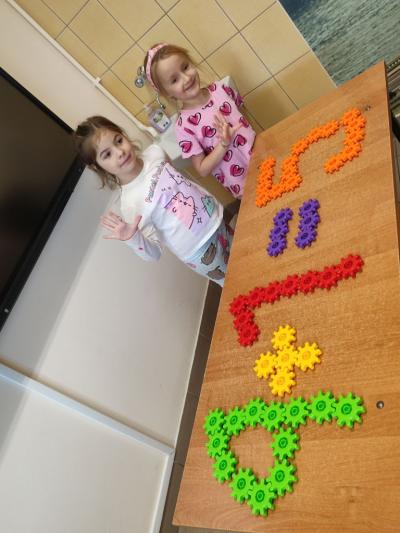 Uczniowie eksperymetujący z klockami Korbo