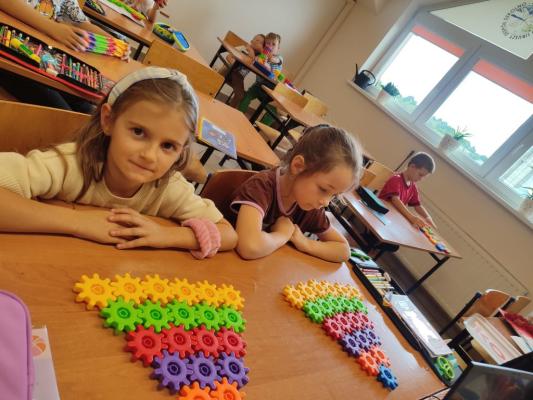 Uczniowie eksperymetujący z klockami Korbo