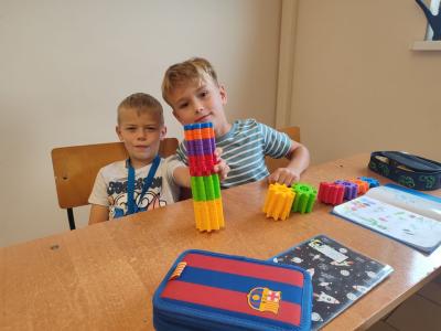 Uczniowie eksperymetujący z klockami Korbo