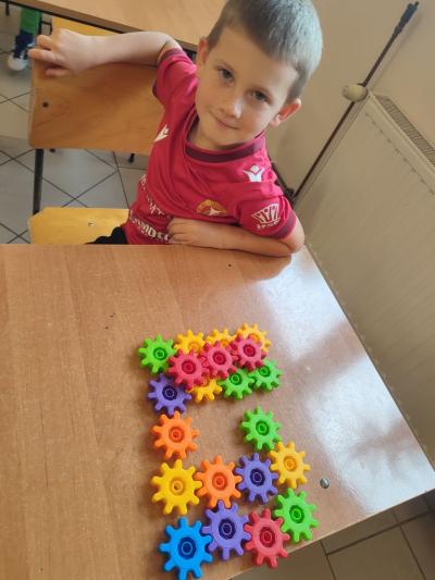 Uczniowie eksperymetujący z klockami Korbo