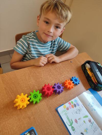 Uczniowie eksperymetujący z klockami Korbo