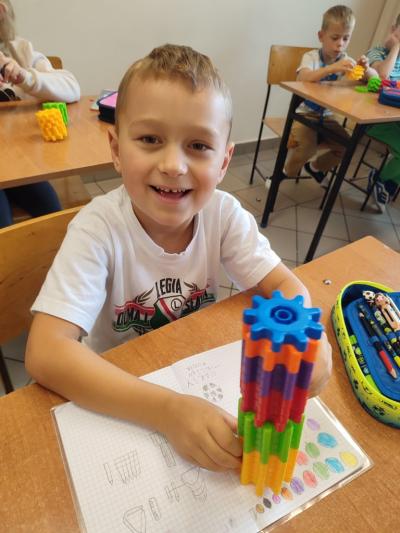 Uczniowie eksperymetujący z klockami Korbo