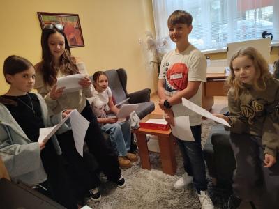 Uczniowie przygotowujący audycję szkolną