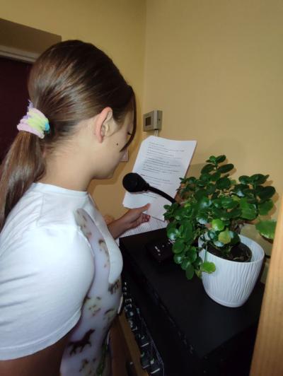 Uczniowie przygotowujący audycję szkolną