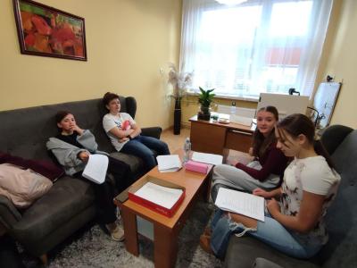 Uczniowie przygotowujący audycję szkolną