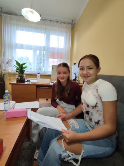 Uczniowie przygotowujący audycję szkolną