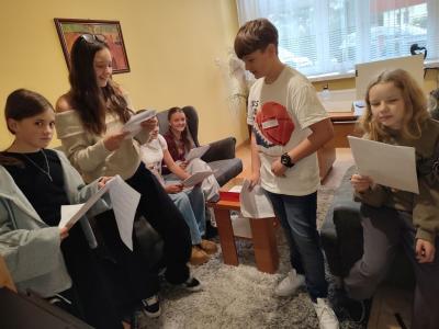 Uczniowie przygotowujący audycję szkolną