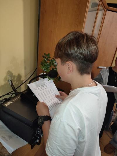 Uczniowie przygotowujący audycję szkolną