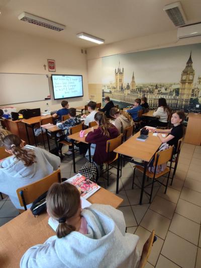 Zespół klasowy na lekcji z okazji Europejskiego Dnia Języków Obcych.