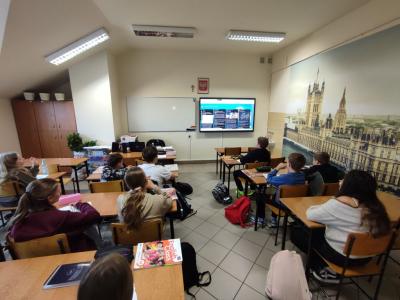 Zespół klasowy na lekcji z okazji Europejskiego Dnia Języków Obcych.