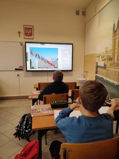 Zespół klasowy na lekcji z okazji Europejskiego Dnia Języków Obcych.