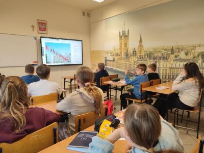 Zespół klasowy na lekcji z okazji Europejskiego Dnia Języków Obcych.