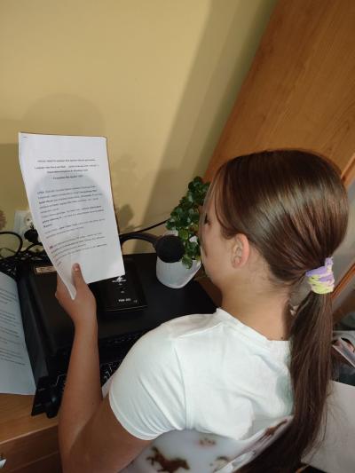 Uczniowie przygotowujący audycję szkolną