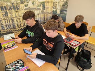 Uczniowie w raamch lekcji pracują na padlecie i wymieniają się informacjami z uczniami z krajów europejskich.