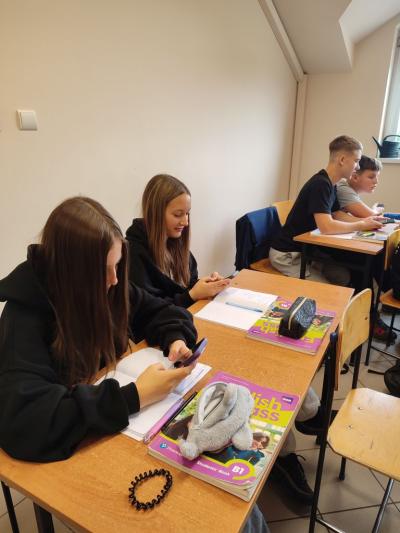 Uczniowie w raamch lekcji pracują na padlecie i wymieniają się informacjami z uczniami z krajów europejskich.